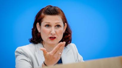 Bild: Kay Nietfeld/dpa
Die Unabhängige Bundesbeauftragte für Antidiskriminierung, Ferda Ataman, sagt: „Das Ausmaß an Diskriminierung ist eine Belastungsprobe für unser Land.“ (Archivfoto)