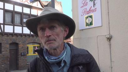 Bild: Sascha Ditscher/dpa
Meteoritenjäger Thierry Monter ist aus Frankreich zum Einschlagort in Koblenz angereist.