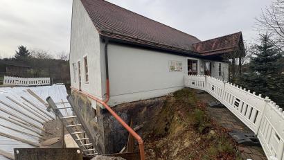 Bild: ge
Diese Baustelle wird auch den neuen Gemeinderat im Birgland noch lange beschäftigen: Das "Kükennest" in Fürnried muss dringend und aufwendig saniert werden.