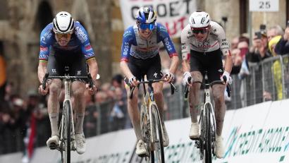Bild: Massimo Paolone/LaPresse via ZUMA Press/dpa
Mathieu van der Poel (l) gewann die zweite Etappe bei Tirreno-Adriatico.