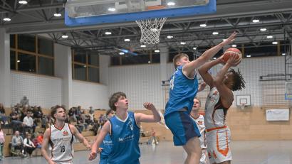 Bild: Tobias Schwarzmeier
Rasheed Reams (am Ball) arbeitete unermüdlich unter den Körben und erzielte 19 Punkte.