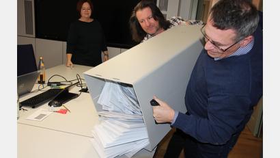 Bild: Konrad Rosner
In den 26 Kommunen des Landkreises sind am Sonntag neben Landrat sowie Bürgermeistern auch die Stadt-, Markt- und Gemeinderäte gewählt worden. In Tirschenreuth (hier die Leerung einer Briefwahlurne im Rathaus I) bleibt die CSU zwar stärkste Fraktion, hat aber keine absolute Mehrheit mehr.