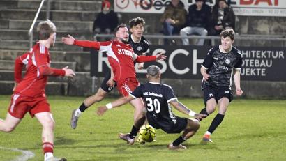 Bild: Hubert Ziegler
Alexander Moratz, Ertugrul Er und Jonas Schwindl (schwarze Trikots, von rechts) von der DJK Gebenbach im Kampf gegen einen Erlanger im Mittelfeld.