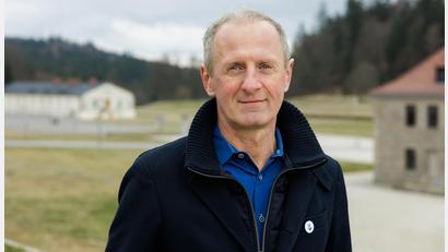 Bild: KZ-Gedenkstätte Flossenbürg/exb
Professor Dr. Jörg Skriebeleit, Leiter der KZ-Gedenkstätte Flossenbürg und Mitherausgeber, stellt den Sammelband "Inszenierung, Schnappschuss, Dokumentation" in der ehemaligen Synagoge in Sulzbach-Rosenberg vor.