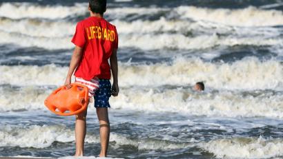 Bild: Tilo Wallrodt/dpa-Zentralbild/dpa
Bundesweit sind im vergangenen Jahr 393 Menschen bei Badeunfällen gestorben - 18 weniger als ein Jahr zuvor. (Symbolbild)