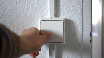 Bild: Elisa Schu/dpa
Die Stromrechnung von Haushalten soll niedriger werden. (Symbolbild)