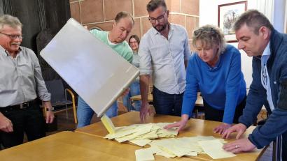 Bild: Tobias Gräf
237 Freiwillige haben beim Auszählen geholfen, laut Wahlamtsleiterin Rosalia Wendl dauerte das teils bis nach Mitternacht. Hier ein Foto aus dem Rathaus, als um 18 Uhr die erste Urne ausgeschüttet wurde.