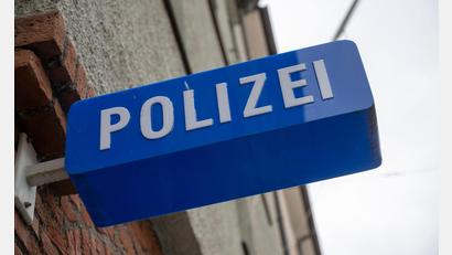 Bild: Peter Kneffel/dpa
Am Montag wurde die Leiche bei Waldarbeiten im Landkreis Kehlheim entdeckt. (Symbolbild)