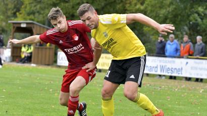 Archivbild: Hubert Ziegler
Marco Seifert (rechts) ist zurück in der Bezirskliga Nord: Statt für den SV Hahnbach stürmt der 30-Jährige jetzt allerdings für den FC Amberg.