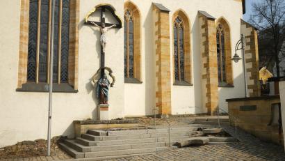 Bild: Hirsch
Das Umfeld der Jakobskirche in Schwandorf wird derzeit saniert und erhält barrierefreie Zugänge. Die Kirchenstiftung der Pfarrei investiert 1,3 Millionen Euro, bekommt aber eine großzügige Förderung.
