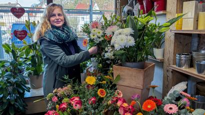 Bild: Stephan Huber
Ein paar Blumen sind schon noch da. Der Andrang am Wochenende war aber riesig. Wie Angelika Hartmann von Blumen Pürzer in Rosenberg erzählt.