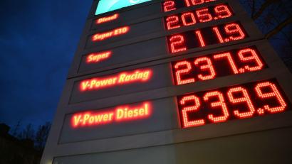 Bild: Katharina Kausche/dpa
Die Bundesregierung will wegen der steigenden Spritpreise eingreifen.