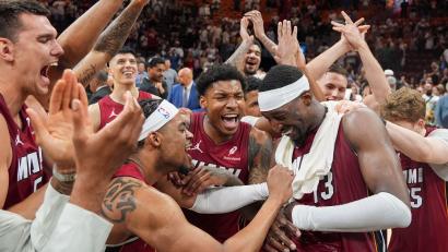 Bild: Rebecca Blackwell/AP/dpa
Bam Adebayo (rechts) wurde von Fans und Mitspielern für seine 83 Punkte gefeiert.