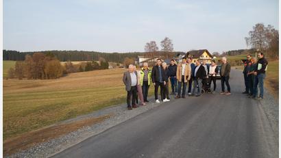 Bild: wel
Die Mitglieder des Bauausschusses Oberviechtach besichtigten die neu sanierte Straße und überlegten sich Abhilfe für die durch die Erhöhung der Straße entstandene steilere Zufahrt zu den Wiesen (links).
