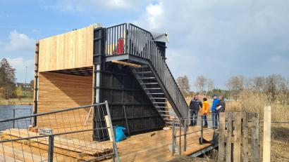 Bild: Jonas Storch
Stadtpressesprecher Mirko Streich, Bauamt-Projektleiter Lutz Zangl, Bauhofleiter Reinhard Legat und Jürgen Scharnagl (von rechts), betrachten den wieder aufgebauten Storchenpavillon der noch einer Baustelle gleicht, aber bereits in einer Woche Besucherinnen und Besuchern eine hervorragende Aussicht über das Gartenschaugelände und auf die Altstadt bieten soll.