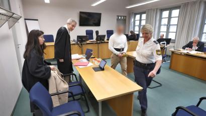 Bild: Karl-Josef Hildenbrand/dpa
Wegen Doppelmordes an seiner Großmutter und deren Mann muss sich der Angeklagte vor dem Landgericht Memmingen verantworten.