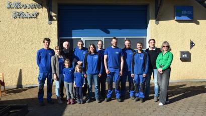 Bild: jr
60. Firmenjubiläum feiert dieser Tage Metallbau Heindl in Groschlattengrün. Im Bild die Mitarbeiter mit Geschäftsinhaber (von links) Stefan Heindl, dessen Ehefrau Jana sowie die Kinder Luisa und Marie (vorne), Firmengründer Rudolf Heindl, Marina Ernstberger, Armin Bartsch, Niko Kastner, Jan Busch, Nico Schröpf sowie Hermann und Jutta Braun, die das Unternehmen in zweiter Generation geleitet haben.