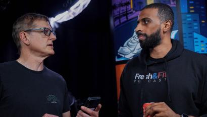 Bild: -/Cr. Courtesy of Netflix /dpa
Louis Theroux taucht in die Manosphere ein - hier im Gespräch mit Amrou Fudl, besser bekannt als Myron Gaines. (Handout)