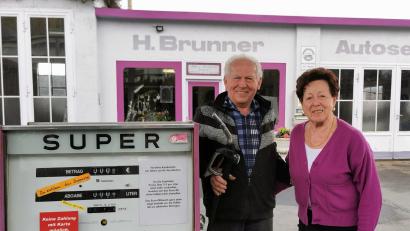 Bild: Portner
Zu alt für teuren Sprit: An der Tankstelle von Margareta und Hans Brunner in Oberviechtach zeigen die Zapfsäulen den Betrag für einen halben Liter an.