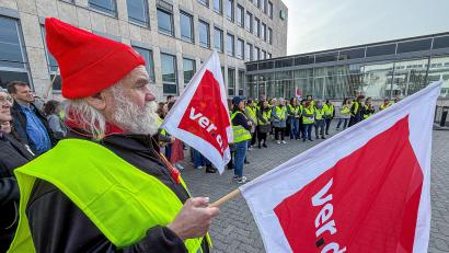 Bild: Stephan Huber
Rund 100 AOK-Mitarbeiter streikten am Dienstag für mehr Gehalt.