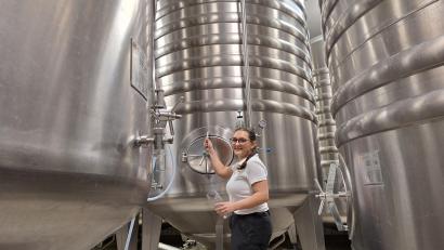 Bild: bl
Zielstrebig bewegt sich die potenzielle Bierkönigin zwischen den riesigen Tanks im Lagerkeller.