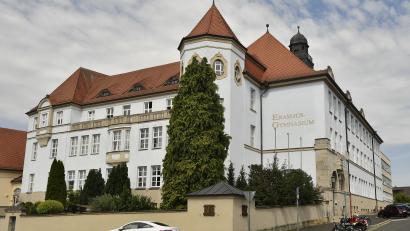 Archivbild: Petra Hartl
Das Erasmus-Gymnasium in Amberg: Seit 14. März 1966 trägt die Schule diesen Namen, benannt nach Erasmus von Rotterdam. Das Gymnasium gibt es aber schon sehr viel länger – nämlich seit 400 Jahren.