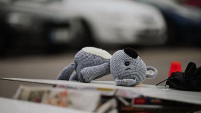 Bild: Marius Bulling/dpa
Nach dem Tod des Jungen erinnerte die erschütterte Gemeinde tagelang an den Fall.(Archivfoto)