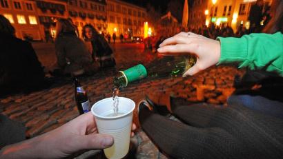 Symbolbild: Patrick Seeger/dpa
Alkoholausschank und Jugendschutz kommen sich oft in die Quere. Die Kommunale Jugendarbeit im Landkreis Tirschenreuth hat das Thema auf dem Schirm, versicherte Kreisjugendpfleger Rainer Seidel..