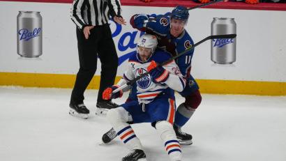 Bild: David Zalubowski/AP/dpa
Hatte mit zwei Vorlagen großen Anteil am Sieg: Leon Draisaitl (vorne)