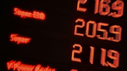 Bild: Katharina Kausche/dpa
An den Tankstellen spüren Autofahrer den Iran-Krieg längst.