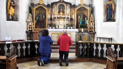 Bild: ubb
Olga Luft und Hans Kulzer beten seit 40 Jahren jede Woche einmal in der Gnadenkapelle der Pfarrkirche Mariä Himmelfahrt als Mitglieder der "immerwährenden Anbetung". Manchmal ist nur ein Gläubiger in der kleinen Kapelle, manchmal sind es drei oder vier. Jeder darf sich seine Zeit selbst aussuchen für dieses einstündige Gebet.