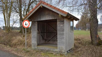 Bild: jr
Auf Vordermann gebracht wird das Buswartehäuschen an der Kreisstraße 25 am Ortsausgang bei Pfaffenreuth. Angebracht werden soll ein Sichtfenster zur Straße, eine LED-Beleuchtung und ein Bewegungsmelder, beides soll für mehr Sicherheit sorgen.