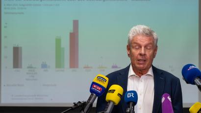 Bild: Peter Kneffel/dpa
Am Abend der Kommunalwahl sprach Dieter Reiter von einem enttäuschenden Ergebnis - nun zog er Konsequenzen. Ob das reicht, ist sich aber etwa Politikwissenschaftlerin Ursula Münch nicht sicher. (Archivbild)