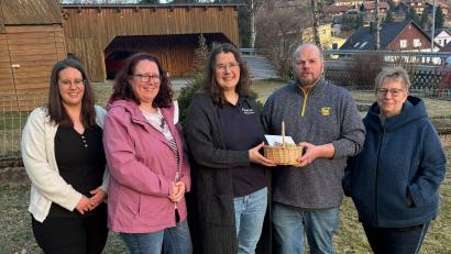 Bild: Andrea Egner
Thomas Egner (Zweiter von rechts) übergibt mit seiner Familie den Spendenanteil an die "Löschzwerge".