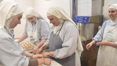 Bild: ---/Francisco Canals/dpa
Die Klarissen sind für ihre Süßigkeiten aus der Klostermanufaktur bekannt. (Handoutbild)