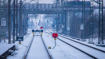 Bild: Jens Büttner/dpa
Wochenlanger Frost führte im Januar und Februar zu Verzögerungen bei der Sanierung der Bahnstrecke Hamburg-Berlin. (Archivbild)