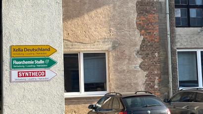 Archivbild: ihl
Noch weist der Weg zur Fluorchemie Stulln, deren Flusssäure-Anlagen rückgebaut werden. Der Landkreis Schwandorf hat im Zuge der Ersatzvornahme bereits einen zweistelligen Millionenbetrag für das insolvente Unternehmen ausgegeben.