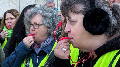 Bild: Stephan Huber
Die Streikenden taten lautstark ihre Unzufriedenheit zum Angebot der Arbeitgeberseite kund.