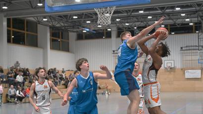 Bild: Tobias Schwarzmeier
Rasheed Reams (am Ball) arbeitete unermüdlich unter den Körben und erzielte 19 Punkte.