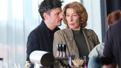 Bild: Jacqueline Krause-Burberg/BR/Bavaria Fiction GmbH/dpa
Anlässlich eines neuen Films im Ersten spricht die Schauspielerin Adele Neuhauser offen über Scham und Grenzen beim Dreh von intimen Szenen. (Handout)