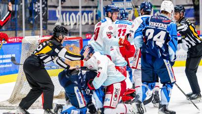 Bild: Elke Englmaier
Die Blue Devils Weiden (blaue Trikots) kämpfen in den Play-downs um den Klassenerhalt in der DEL2, die Düsseldorfer EG hat es in den Pre-Play-offs mit dem EV Landshut zu tun.