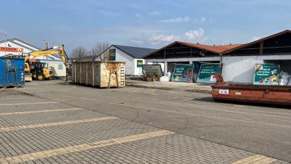 Bild: ihl
Der alte Rewe in Nabburg wird jetzt abgerissen. Lidl baut dort einen neuen Einkaufsmarkt.