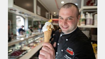 Bild: Marijan Murat/dpa
Gelatiere Thomas Micolino mit seinem Kamelmilch-Eis.