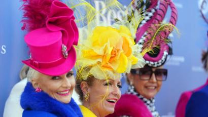 Bild: David Davies For The Jockey Club/PA Wire/dpa
Manche glauben, beim Pferderennen im britischen Cheltenham ginge es um Pferdewetten und Jockeys. In Wirklichkeit geht es aber um Hüte!!