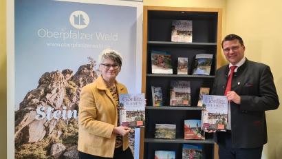 Bild: Manuel Lischka
Landrat Thomas Ebeling und die Leiterin des Tourismuszentrums Oberpfälzer Wald in Nabburg, Alexandra Beier, stellen das neue Prospektmaterial über den Schwandorfer Partnerlandkreis Görlitz vor.