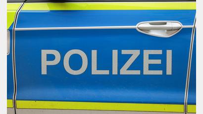 Bild: Jan Woitas/dpa
Polizei und Feuerwehr waren in Mehrfamilienhaus im Einsatz, nachdem dort eine reizende Flüssigkeit versprüht wurde. (Symbolbild)