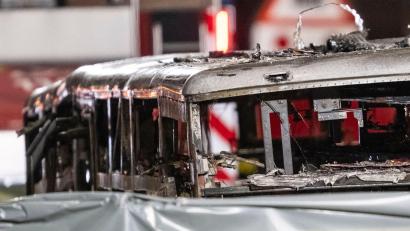 Bild: Alessandro Della Valle/KEYSTONE/dpa
Der Bus brannte völlig aus.