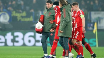 Bild: Jan Woitas/dpa
Davies muss verletzt raus.