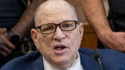 Bild: Steven Hirsch/Pool New York Post/AP/dpa
Weinstein trat zuletzt gesundheitlich angeschlagen im Rollstuhl vor Gericht auf. (Archivbild)