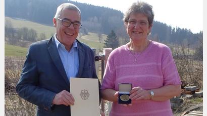 Bild: DWD/Renate Poßiel
Maria Kleber erhält die Wetterdienstplakette von Detlef Aßmann, Leiter Regionales Standortmanagement Süd des DWD in München, feierlich überreicht.